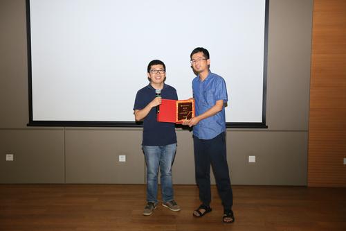 杨卫华为张熙颁发感谢牌 杨卫华为张熙颁发感谢牌